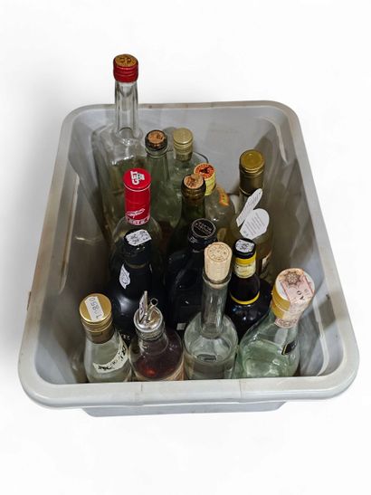Une caisse de bouteilles d'alcool en l'é...