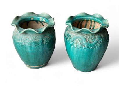 VIETNAM
Deux pots en grès à décor en relief...