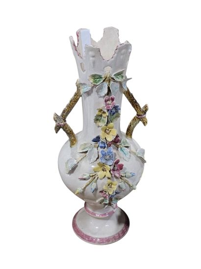 Travail Italien 
vases en barbotines à decor...