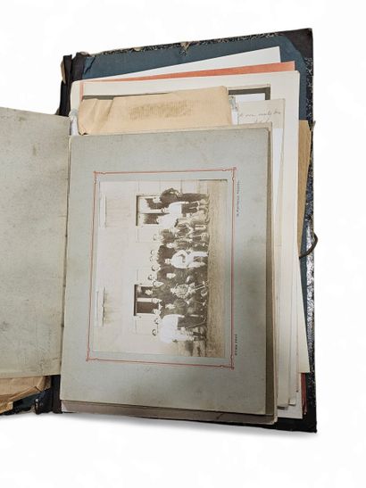 Ensemble de photos, dessins, revues et d...