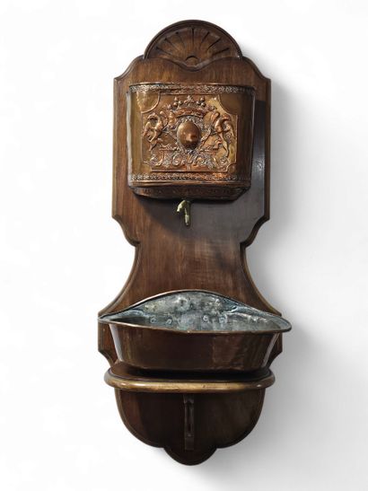 Fontaine murale en cuivre sur un support...