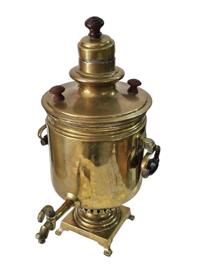 Grand Samovar en laitonà deux anses en bois...