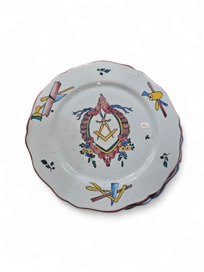 ENSEMBLE DE SEPT ASSIETTES en faïence à décor...