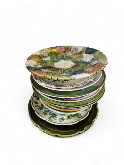 Ensemble d'assiettes dépareillés