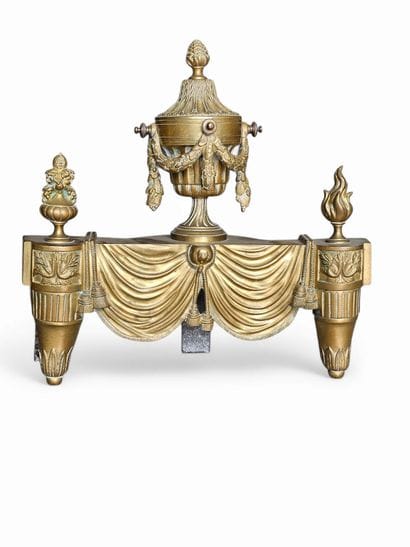 PAIRE de TÊTE de CHENETS de style Louis XVI...