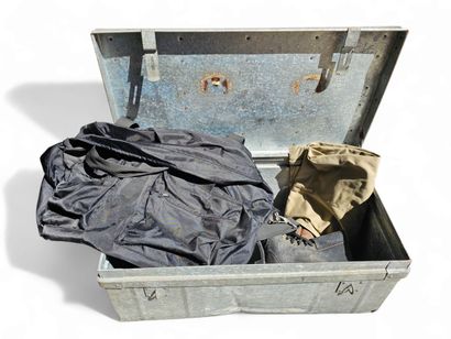 Deux malles contenant des pièces d'uniforme...