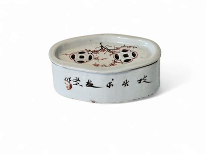 CHINA
Small polychrome porcelain cricket...