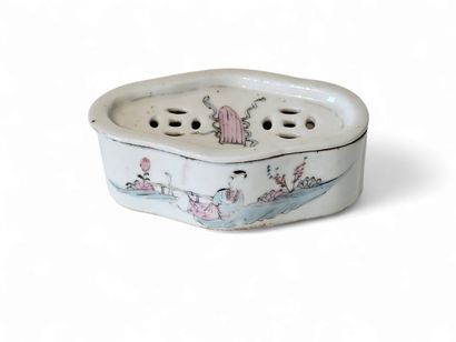 CHINA
Small polychrome porcelain cricket...
