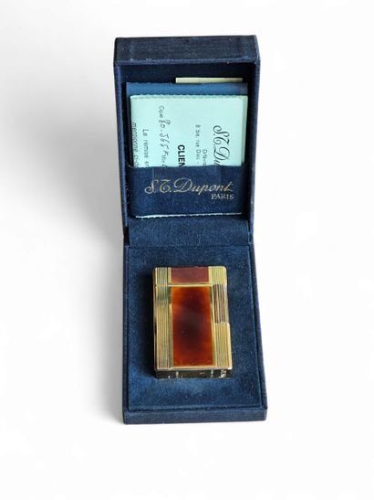 DUPONT
Gilded metal and lacquer lighter 
In...