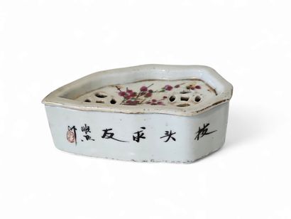 CHINA
Small polychrome porcelain cricket...