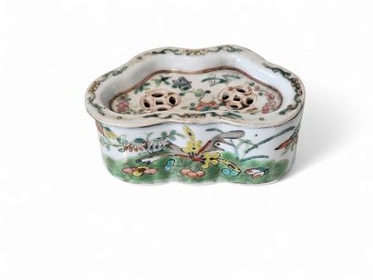 CHINA
Small polychrome porcelain cricket...