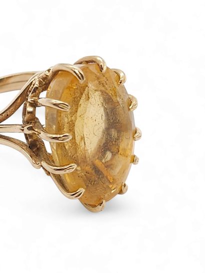 Cocktail ring in yellow gold 750° set with...