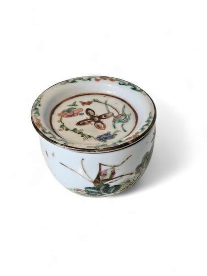 CHINA
Small round polychrome porcelain cricket...