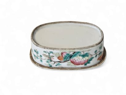 CHINA
Small polychrome porcelain cricket...