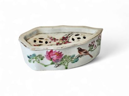 CHINA
Small polychrome porcelain cricket...