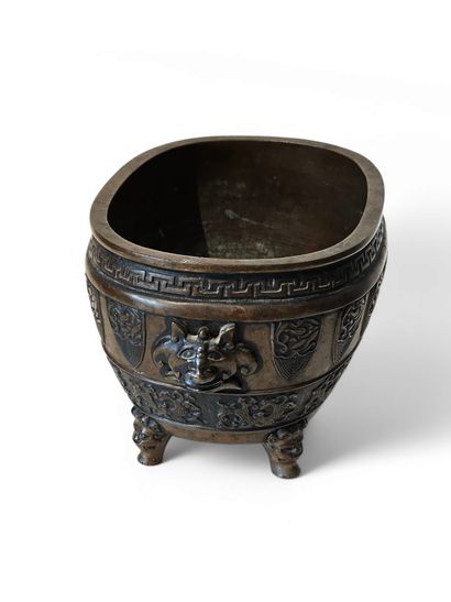 JAPON MEIJI
Brule parfum en bronze quadripode...