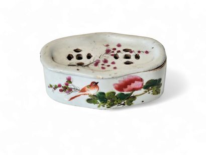 CHINA
Small polychrome porcelain cricket...
