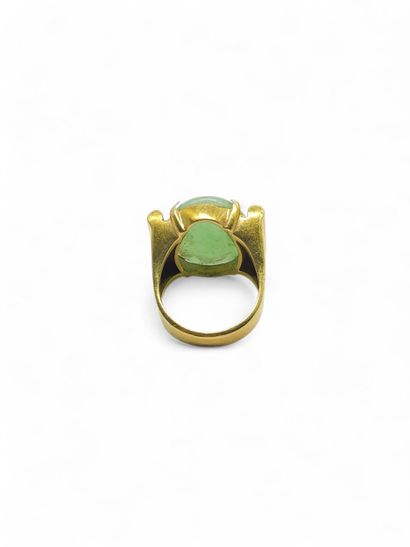 Yellow gold 750° scrolling ring set with...