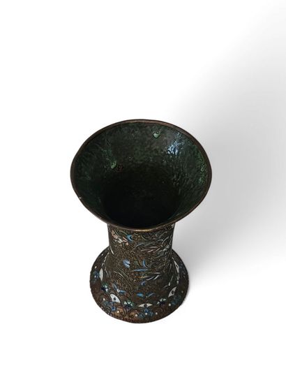 VASE cornet en émaux cloisonnés polychrome...