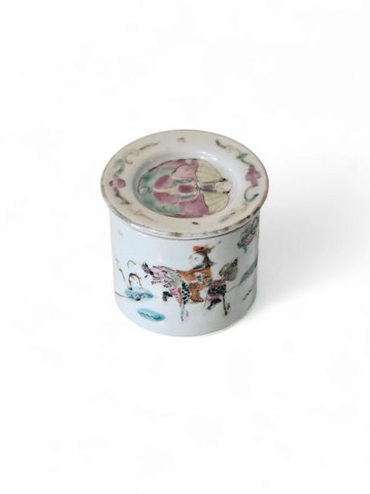 CHINA 
Small round porcelain covered ink...