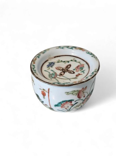 CHINA
Small round polychrome porcelain cricket...