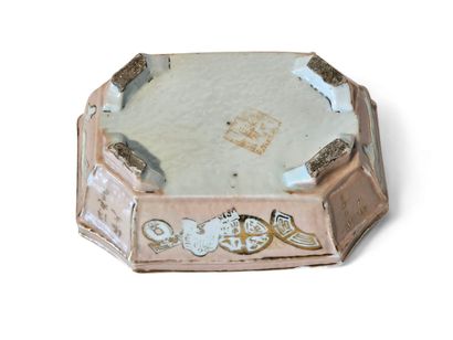 CHINA
Small pink and gold porcelain jardinière...