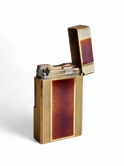 DUPONT
Gilded metal and lacquer lighter 
In...