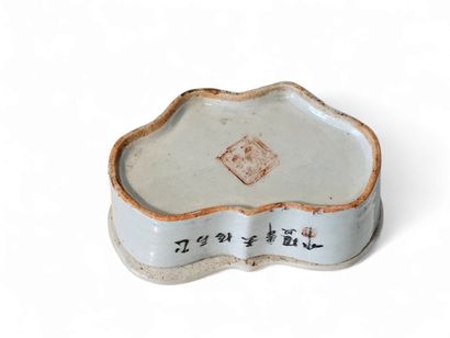 CHINA
Small polychrome porcelain cricket...