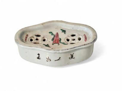 CHINA
Small polychrome porcelain cricket...