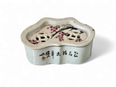 CHINA
Small polychrome porcelain cricket...