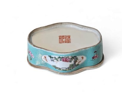 CHINA
Small polychrome porcelain cricket...