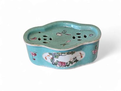 CHINA
Small polychrome porcelain cricket...