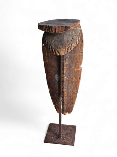 NEW GUINEA 19th century
Pirogue wheel representing
Carved...