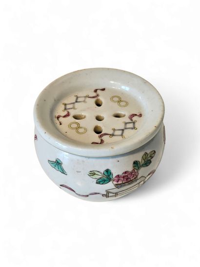 CHINA
Small round polychrome porcelain cricket...