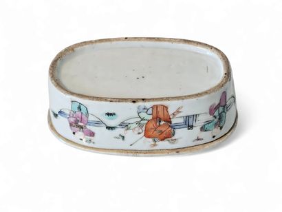 CHINA
Small polychrome porcelain cricket...