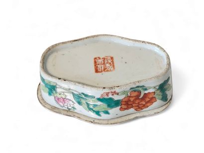 CHINA
Small polychrome porcelain cricket...