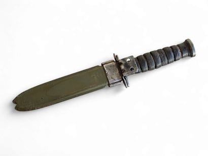 WHITE GUN
USM3 combat dagger,leather disc...