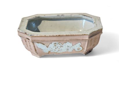 CHINA
Small pink and gold porcelain jardinière...