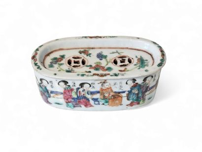 CHINA
Small polychrome porcelain cricket...
