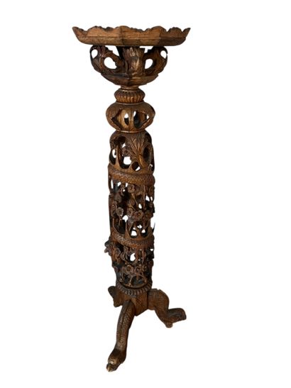 INDOCHINA Selette tripode en bois sculpté...