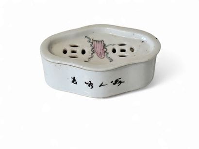 CHINA
Small polychrome porcelain cricket...