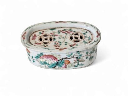 CHINA
Small polychrome porcelain cricket...