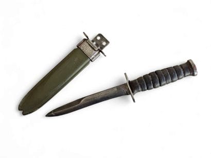 WHITE GUN
USM3 combat dagger,leather disc...