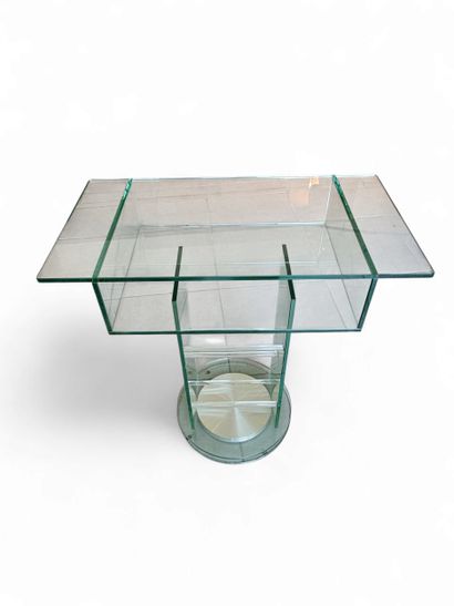 MARAIS INTERNATIONAL
Revolving glass and...