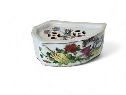 CHINA 
Small polychrome porcelain cricket...