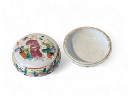 CHINA 
Round polychrome porcelain bombonniere...