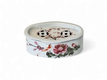 CHINA
Small polychrome porcelain cricket...