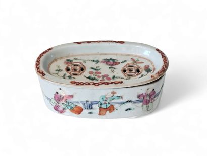 CHINA
Small polychrome porcelain cricket...