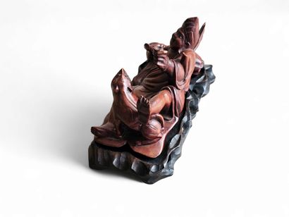 CHINA 20th century
Stained rosewood or sandalwood...
