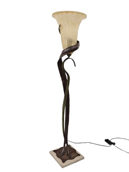 VANDEL Pierre
Metal and glass floor lamp
Missing
Size:...